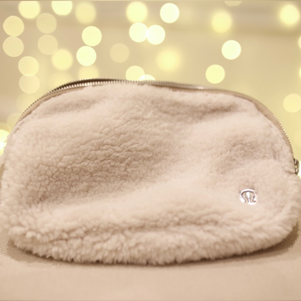 Lululemon Everywhere Fleece Belt Bag NWT
Natural Ivory/Trench